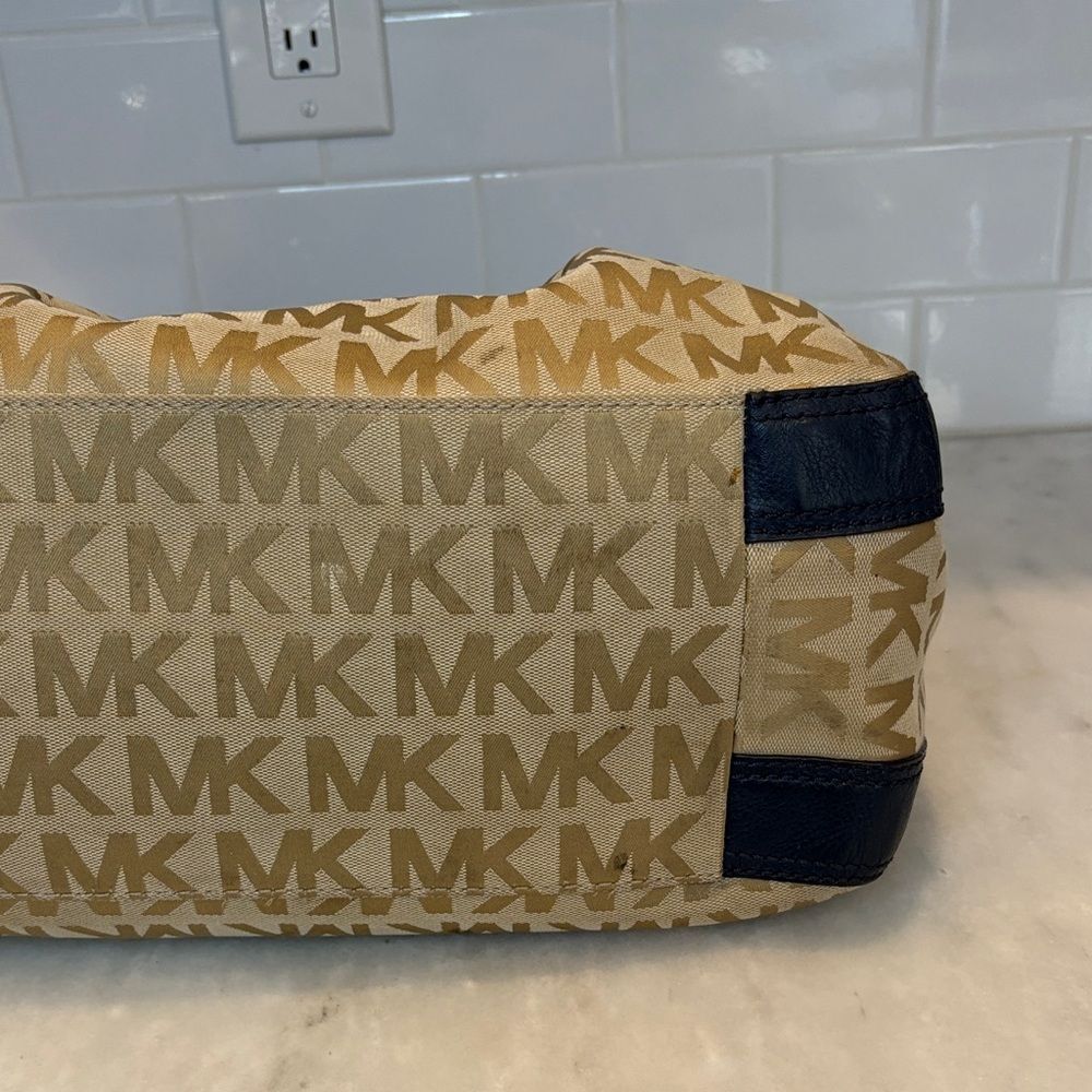 Michael Kors Bag Purse Handbag Ludlow Canvas Signature Drawstring Shoulder Bag - Picture 9 of 17